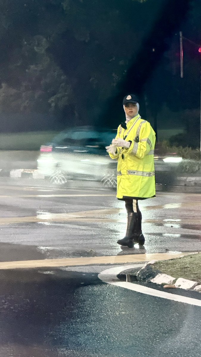 theclearfolder's tweet photo. The rainy weather doesn’t seem to stop this young traffic police from guiding the traffic.

What a rare sight to catch a lady traffic police too! https://t.co/UeVYlasxLm