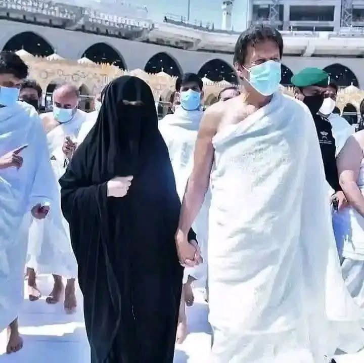 جو تیرے معیار تک نہ پہنچ سکے
وہ تیرے کردار پر بھونکنے لگے ۔۔❤️