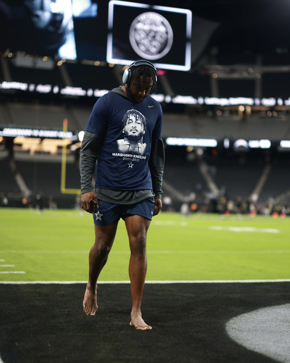 dallascowboys's tweet image. Honoring Marshawn 💙