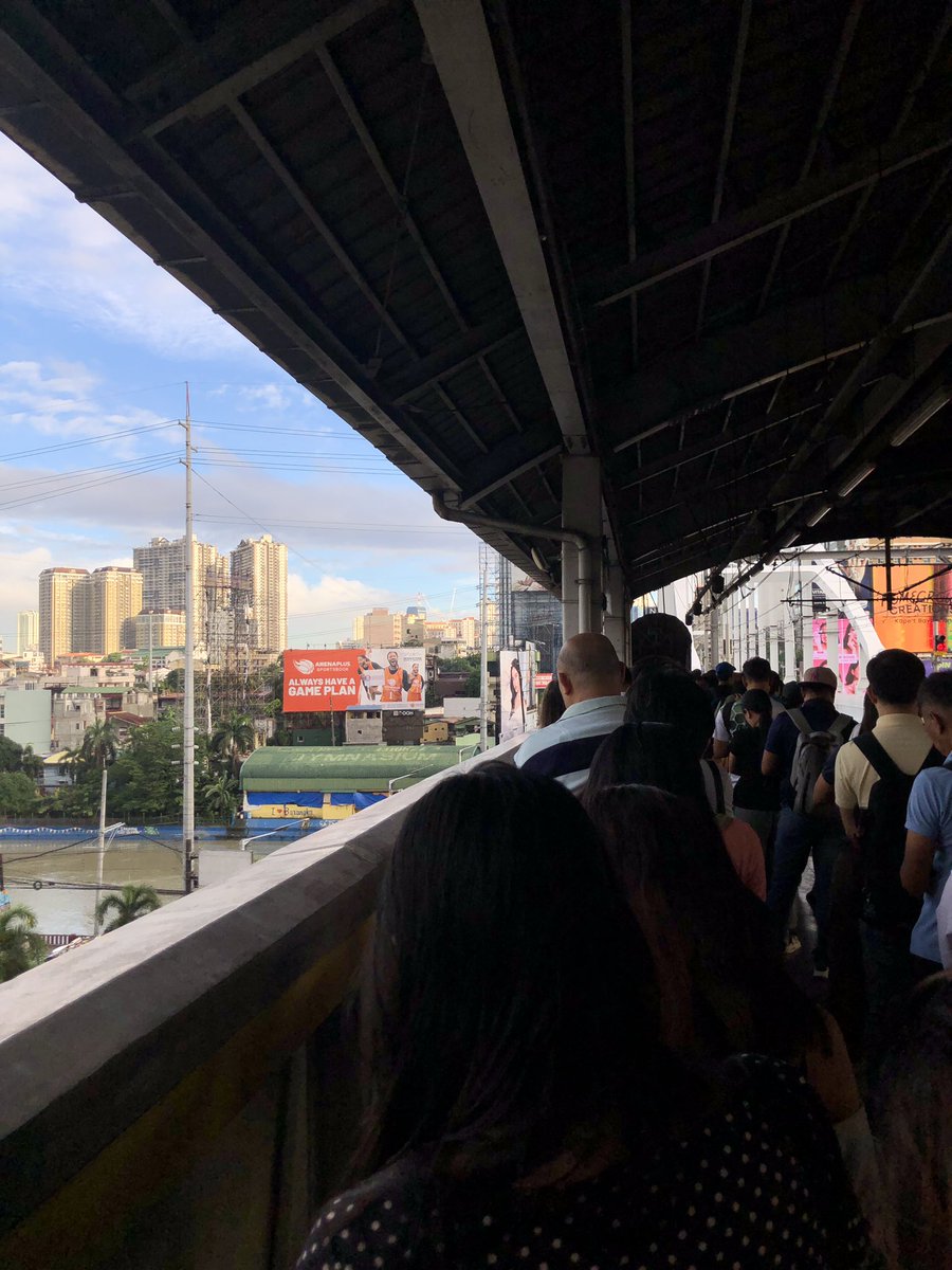 iam_jniest's tweet photo. Dahil walang MRT, dagsa ang bus Carrousel. Napakahaba ng pila. Walang ma-book sa ride hailing apps. Ang ending, traffic sa EDSA. 

Alam niyo na kung bakit mahalaga ang public transportation sa bansa?

At sana naman ayusin niyo na ang pagboto sa 2028! https://t.co/xM6BRkiZj0