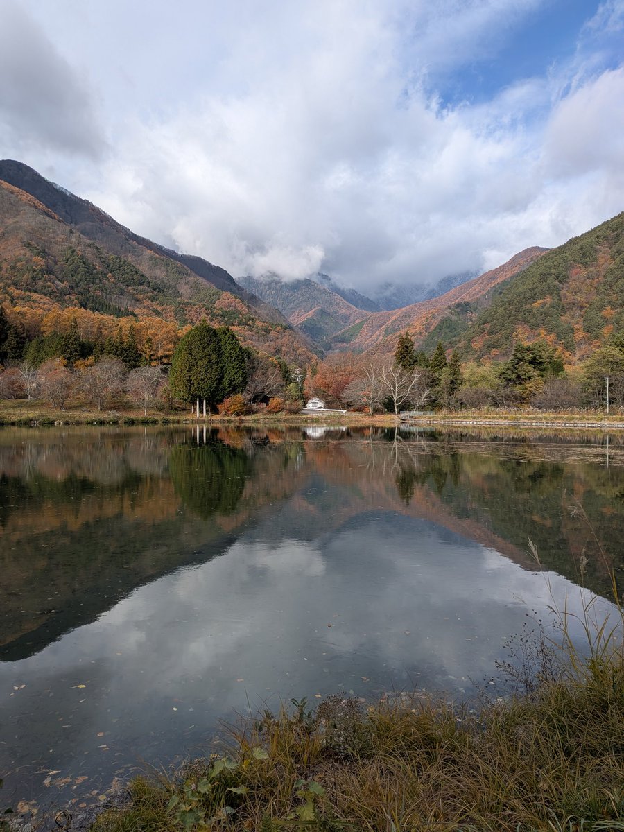 おはようございます。
今朝の #駒ヶ根 は曇りです。
山の上は雪が降っていそうですね❄

 #駒ヶ根高原 の紅葉は、昨日の強風で散ってしまったところが多いです💦落ち葉の絨毯が綺麗かも！？
 #こまくさ橋 のライトアップは今週まで！
温かい格好でお越しください。

今日も1日、行ってらっしゃい！