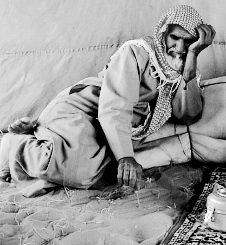 فاقدٍ لي فقيد و مونسٍ لي غبينه
ليت كل الحياة برغبتي واختياري