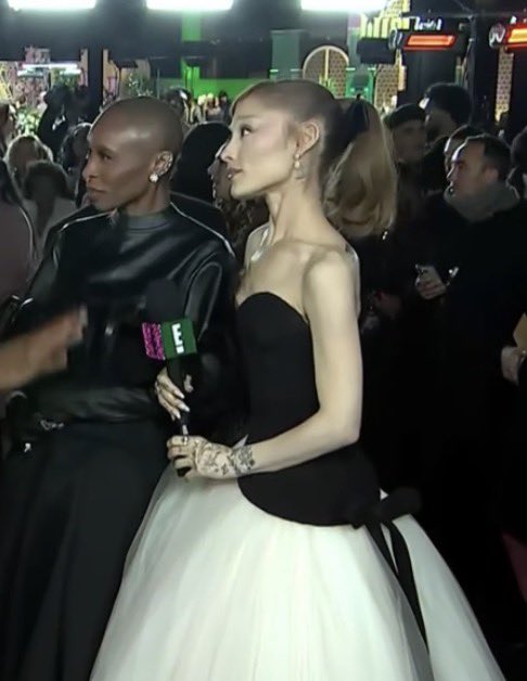 arianagrandebr's tweet image. 🚨 RABO DE CAVALO! Ariana Grande chegou na premiere de &quot;Wicked: For Good&quot;.