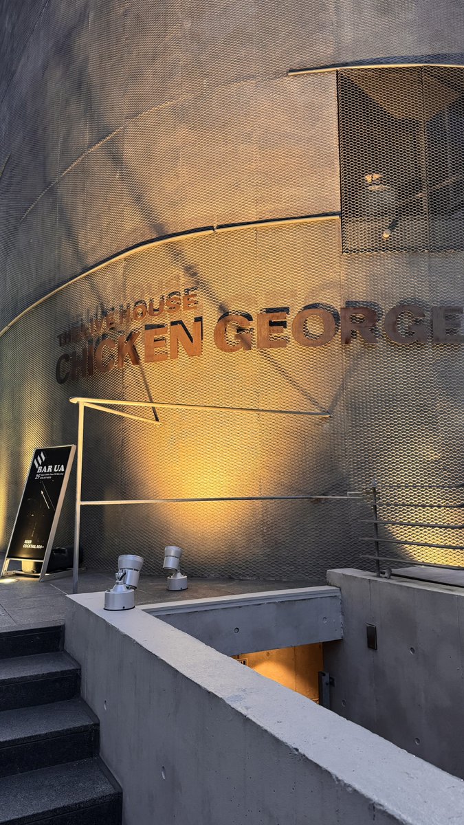 LIBRA_KOBE's tweet image. 【導入実績】ライブハウス #チキンジョージ 様でのライブにて、アロマ空間演出を実施しました。

アーティスト様が選んだオリジナルブレンドを、会場までの導線と会場全体に設置。

五感を刺激し、記憶に残るライブ体験をサポートします！
#ライブ演出 #アロマ空間デザイン #嗅覚マーケティング