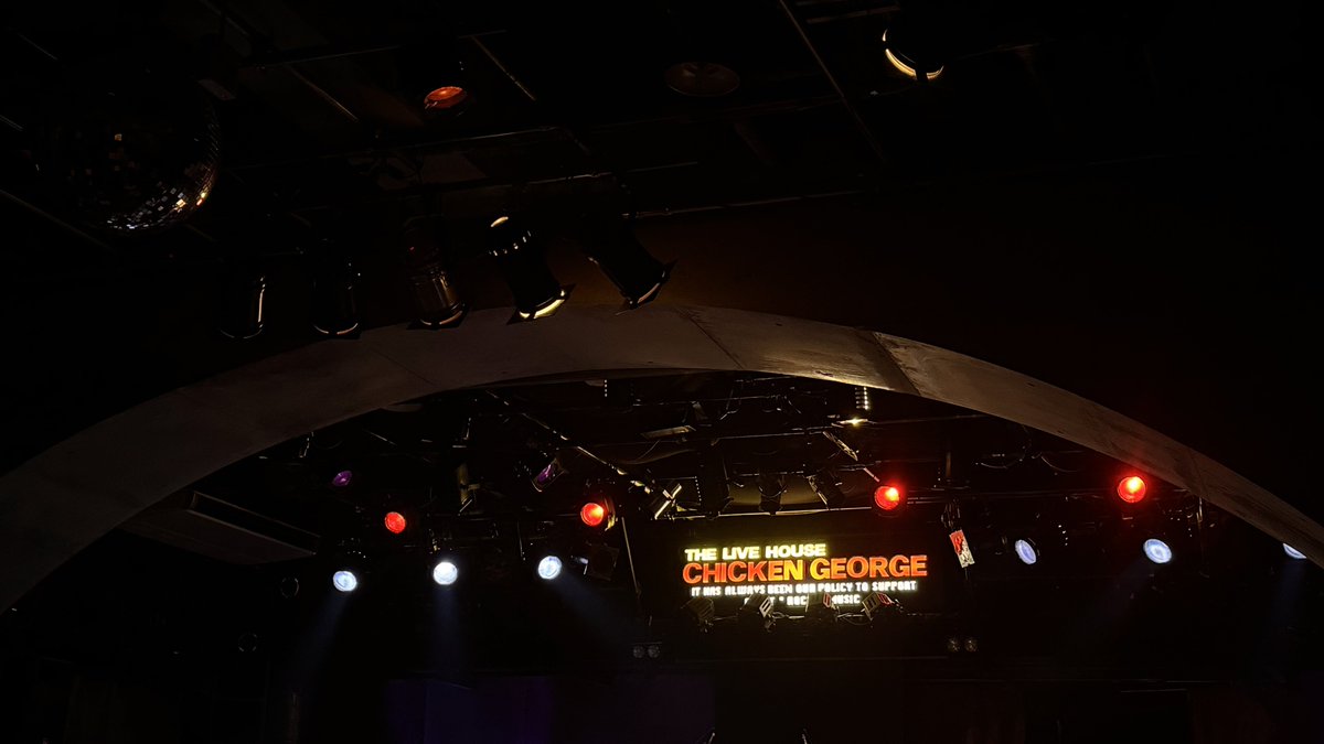 LIBRA_KOBE's tweet image. 【導入実績】ライブハウス #チキンジョージ 様でのライブにて、アロマ空間演出を実施しました。

アーティスト様が選んだオリジナルブレンドを、会場までの導線と会場全体に設置。

五感を刺激し、記憶に残るライブ体験をサポートします！
#ライブ演出 #アロマ空間デザイン #嗅覚マーケティング