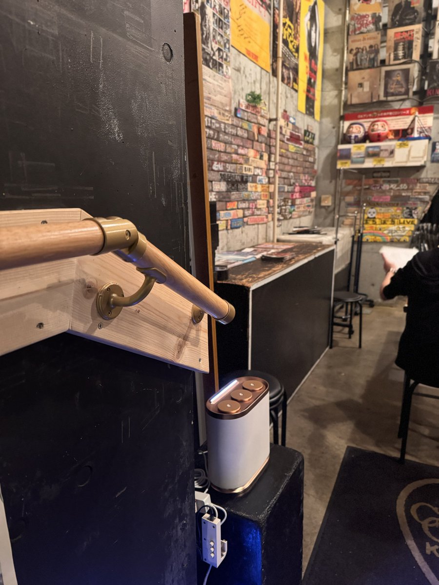 LIBRA_KOBE's tweet image. 【導入実績】ライブハウス #チキンジョージ 様でのライブにて、アロマ空間演出を実施しました。

アーティスト様が選んだオリジナルブレンドを、会場までの導線と会場全体に設置。

五感を刺激し、記憶に残るライブ体験をサポートします！
#ライブ演出 #アロマ空間デザイン #嗅覚マーケティング