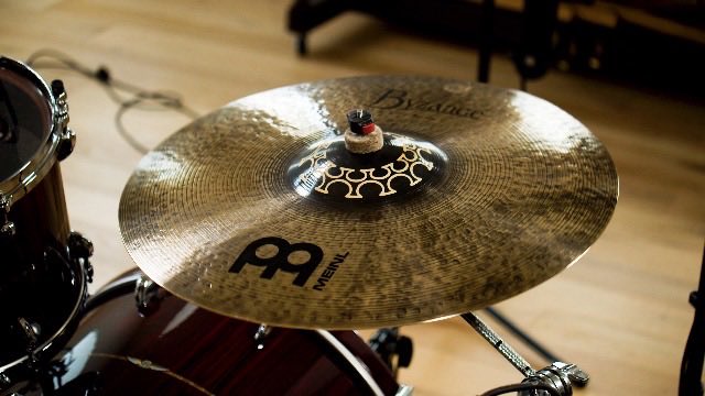 Aldbf's tweet image. Meinl Byzance exp: Turkish HH w/ complex tones, sandblasted fin., sound notches &amp;amp; multi-zone for vers. crash/ride.
HL: Thomas Lang Sig. Brill. 21” Flex Ride – flexy, washy sust., clear stick def., int. bell. Perf. for heavy crash in dyn. setups! #Drums
