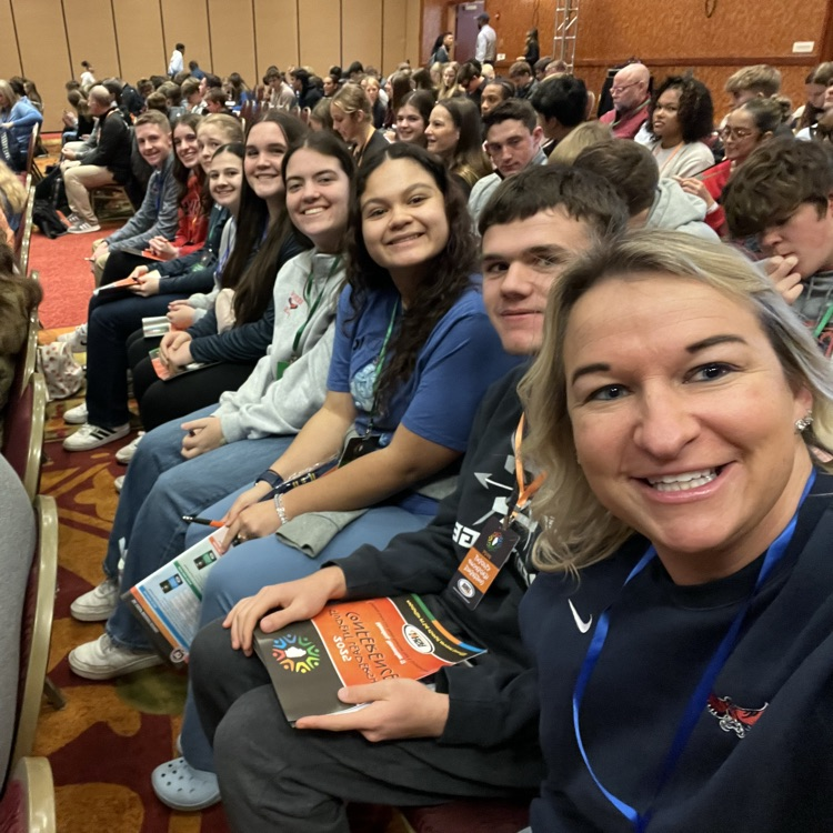 These students had the amazing opportunity to be selected to go the IHSA Leadership Conference today in Peoria. Almost 600 student-athletes from the state of Illinois were in attendance!

❤️💙
#HeritageCUSD8
#ProudHawkCommunity