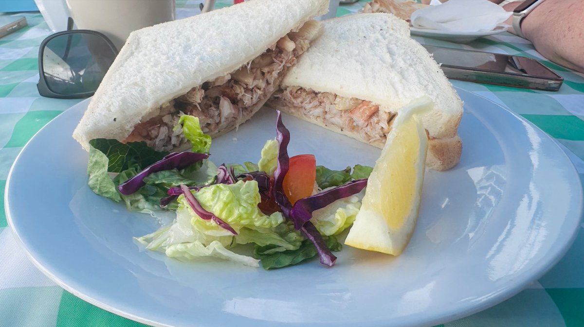 BookDirectAU's tweet image. Loving the simplicity of this. No fancy sauces or marinades, just fresh, local-caught crab and freshly-cooked bread. Just sensational. As fresh as it gets in Townsville Queensland