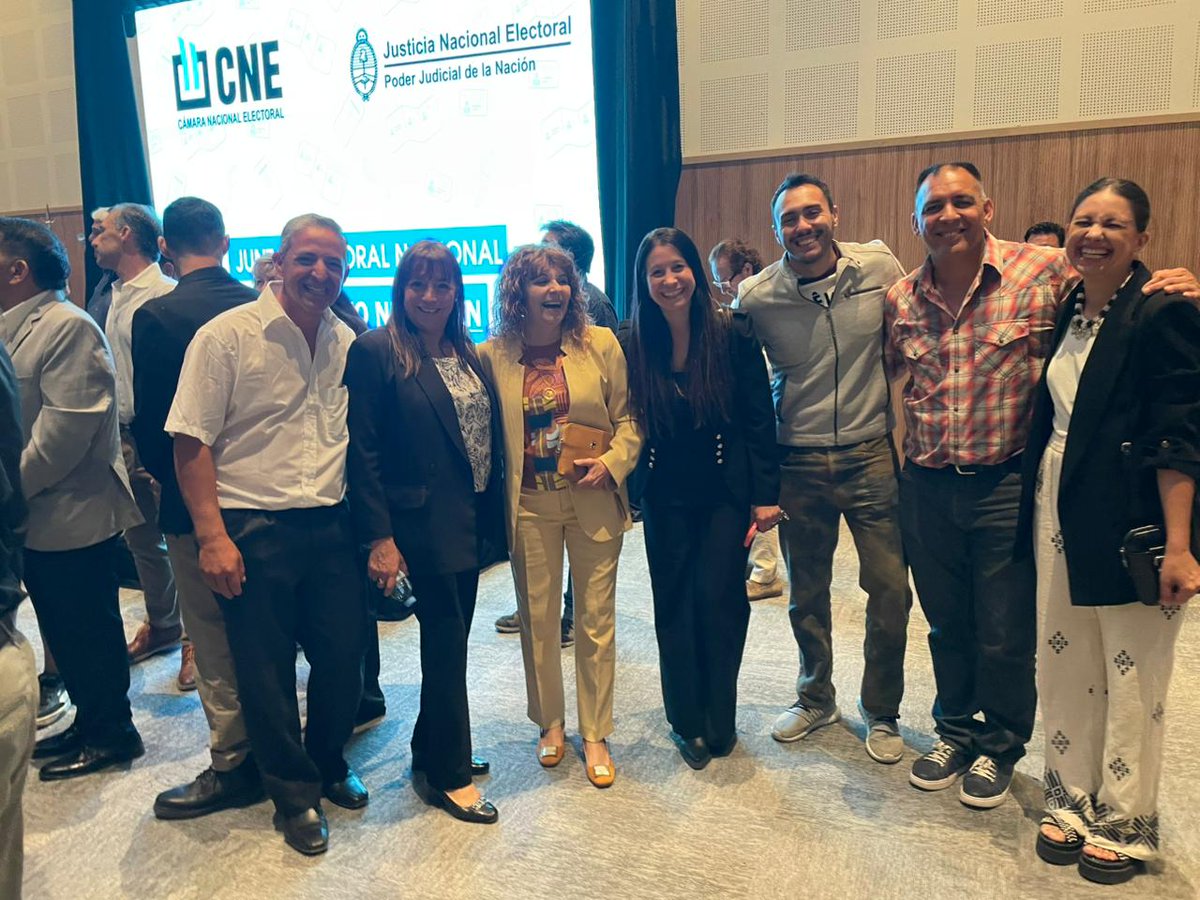 Felicitamos a las y los senadores y diputados que hoy asumen un nuevo compromiso con nuestra provincia 🇦🇷✨
Mi saludo y cariño para <a href="/julietacorroza/">Julieta Corroza</a>, y <a href="/Karytta29/">KarinaMaureira</a> por el compromiso, trabajo y vocación pública.
¡Todo lo mejor en esta nueva etapa! 💛💪
#Neuquén #Democracia