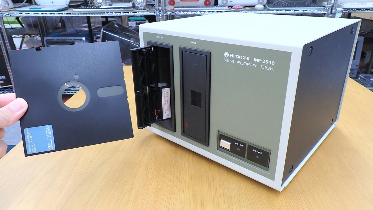 Dream_Library_'s tweet image. 貴重な機材を寄贈いただき感謝いたします。
日立ベーシックマスター レベル3用 5インチFDDは、幻級の貴重機材なので、時々、現物を展示出来たらと願っていましたが、実現できるとは思っていませんでした。
保存状態が良かったので、新品のように綺麗な状態で展示できました。…