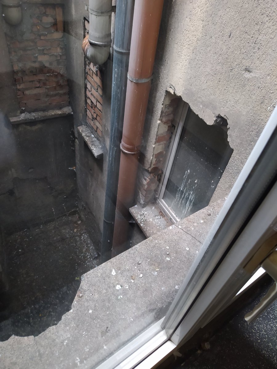 Antiselfist's tweet image. Widok z okna, płaczę.