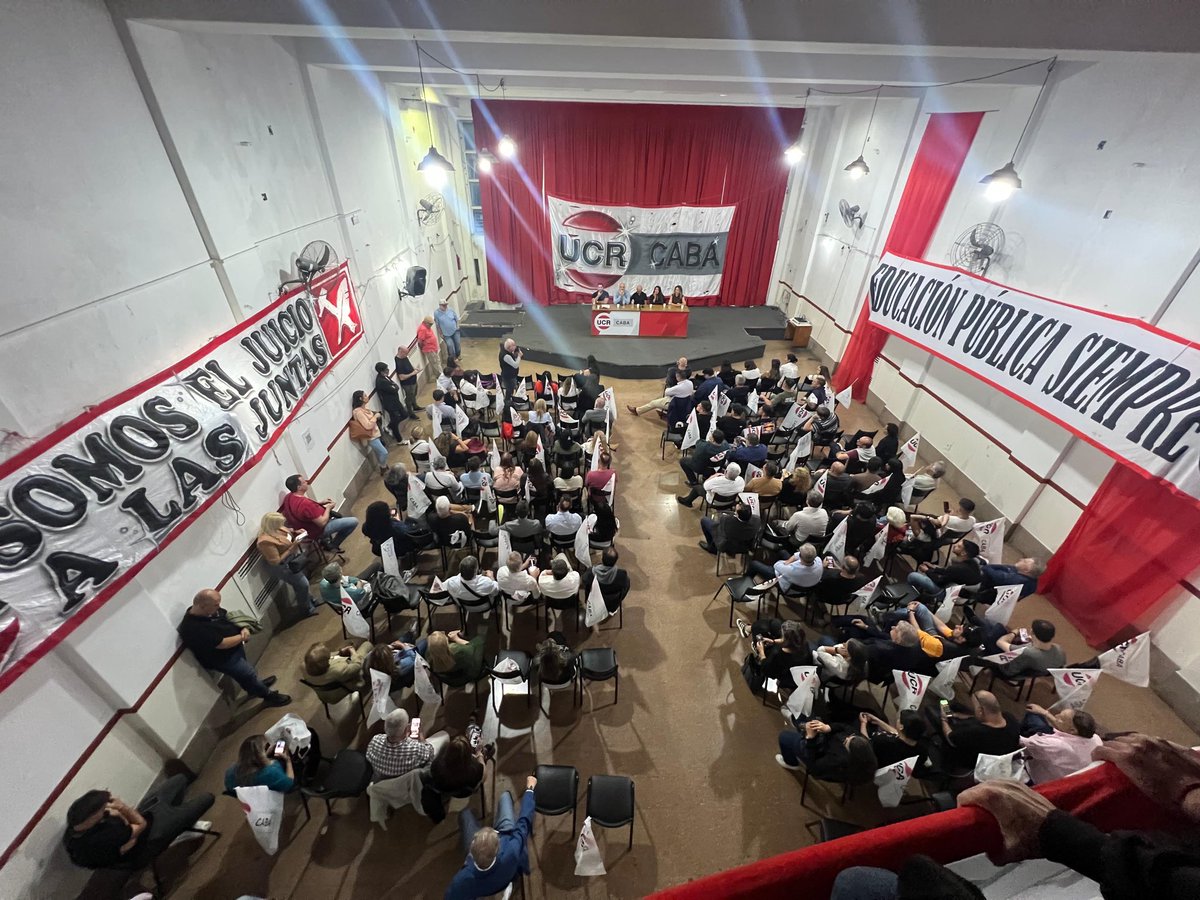 UCRCapital's tweet photo. Un partido movilizado y con ganas de trabajar.
Plenario en el comité para analizar la coyuntura política y ordenar las líneas de acción a futuro. Seguimos construyendo. https://t.co/9jefKYNnjV
