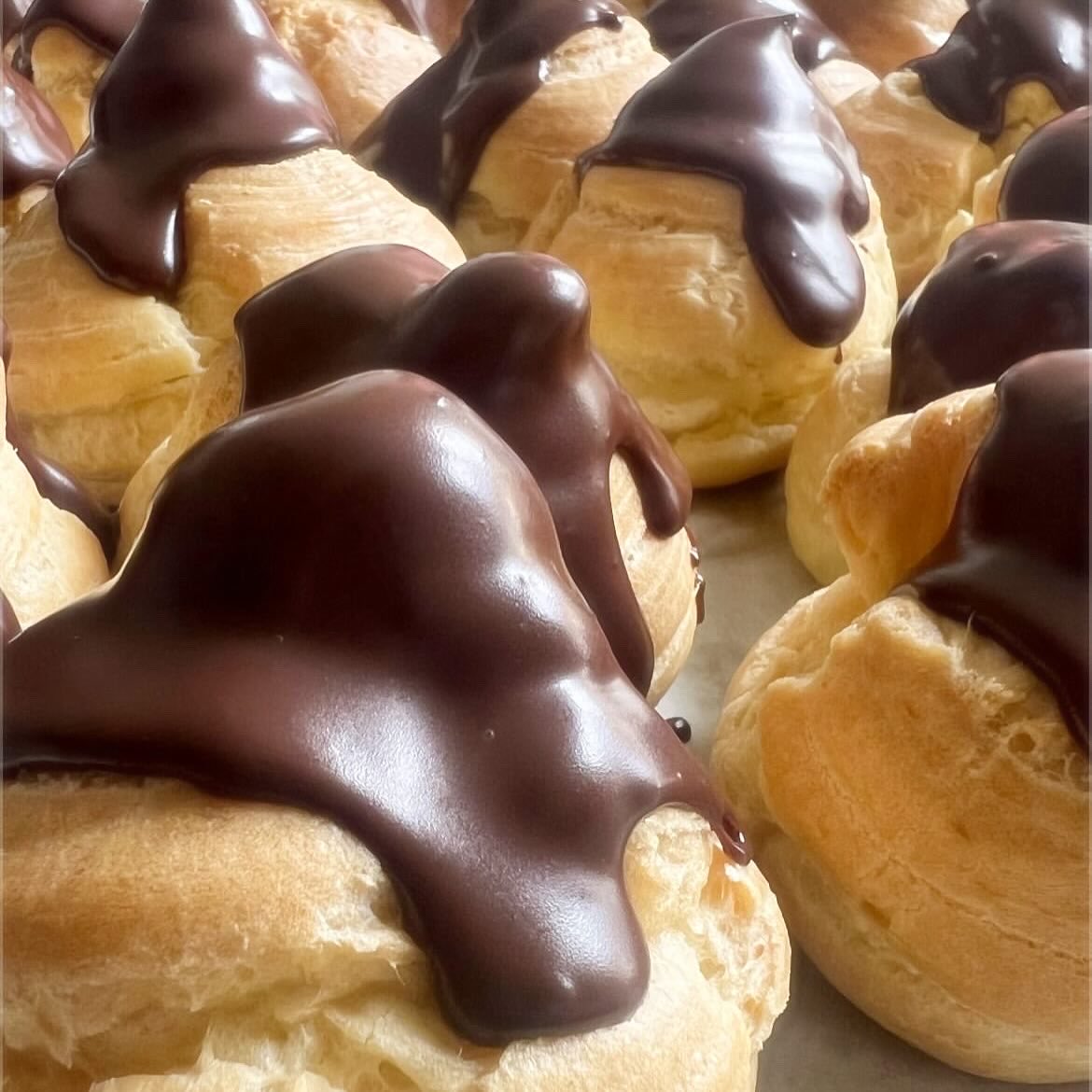 sambaschutte's tweet image. Join me this Saturday for yet another baking class!👨🏾‍🍳I’ll teach you to bake my classic profiteroles🤌🏾 And maybe share some #OFMD and #Pluribus gossip🕺🏽No baking experience required, chaos guaranteed! To benefit @FeedingAmerica🙏🏾 Can’t wait, see you then!❤️
shopstands.com/collections/pi…