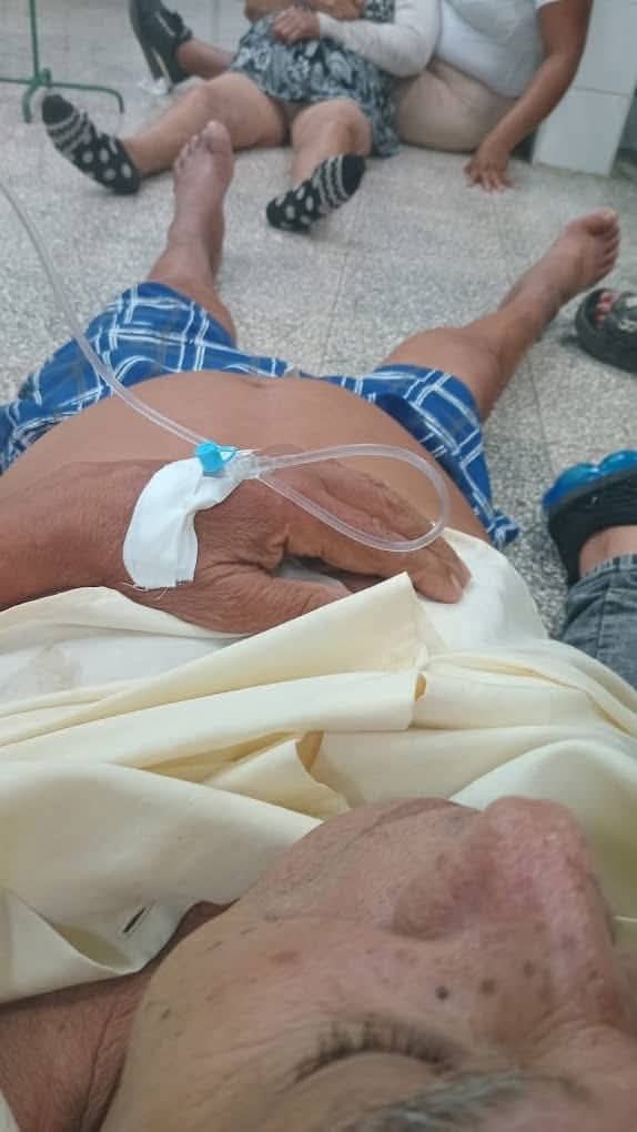 BrandoBanyard's tweet image. Hospital Céspedes de #Bayamo es una muestra el colapso total del sistema de salud. Las personas están muriendo por falta de atención adecuada, no hay camas disponibles y los pacientes están siendo colocados en el piso, en condiciones indignas e inhumanas. #Cuba miente el mundo