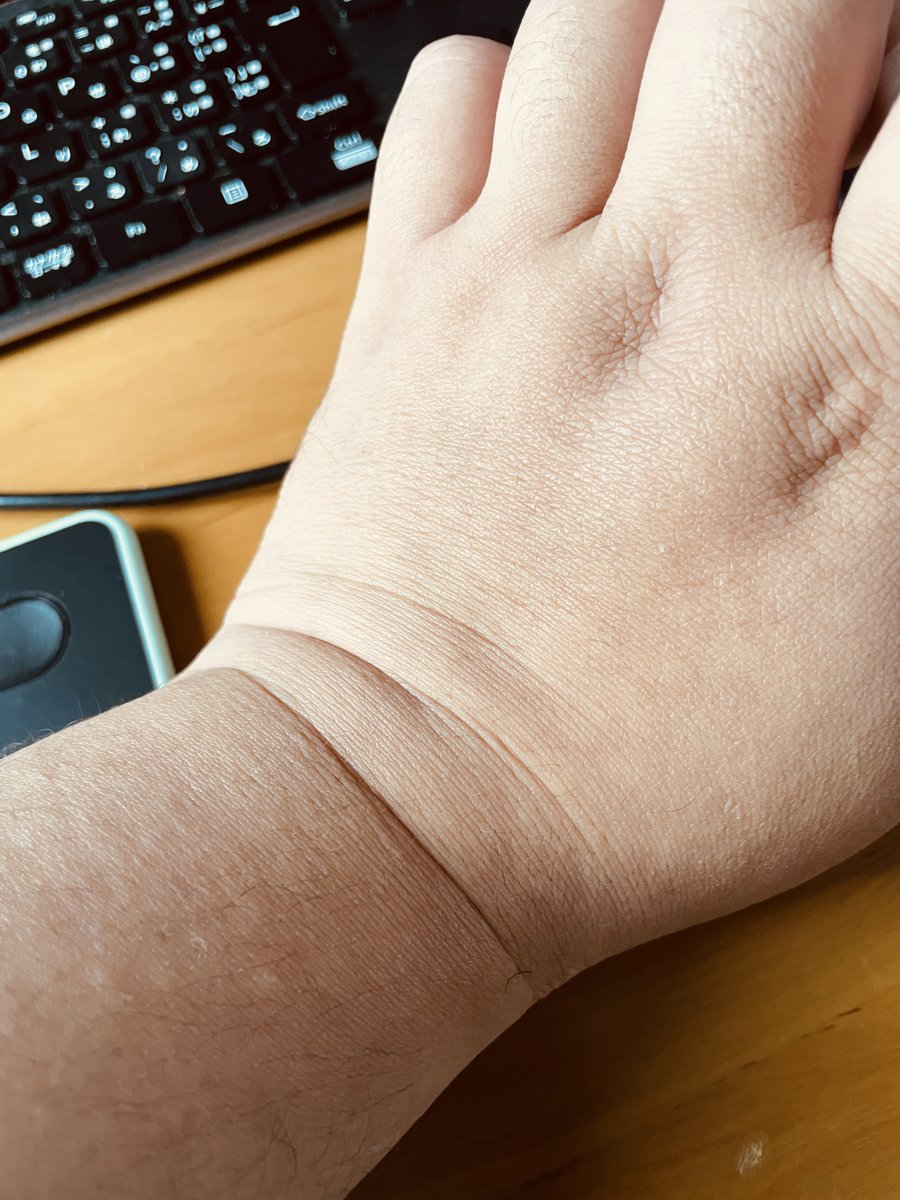 手とか描く時は自分の手を見るのですが、ムキムキキャラを描く時は普通の人には存在しない線を描かないといけなかったり、逆に存在してはいけない線があったりするから大変
一方でぶは見たまま描くだけすごいらく