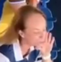 deestzin's tweet image. &quot;seu feio&quot;

isso é uma testa ou uma pista de pouso? 

da sombrancelha pro cabelo, é 400 reais.