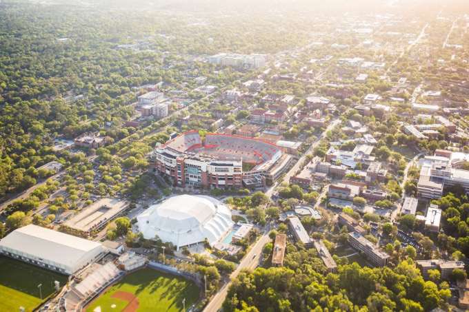 4thdownjayx's tweet image. Gainesville literally looks shittier lol. Ones a city on a river and the other is a ranch town in the middle of nowhere in redneck trailer trash Florida Foh.