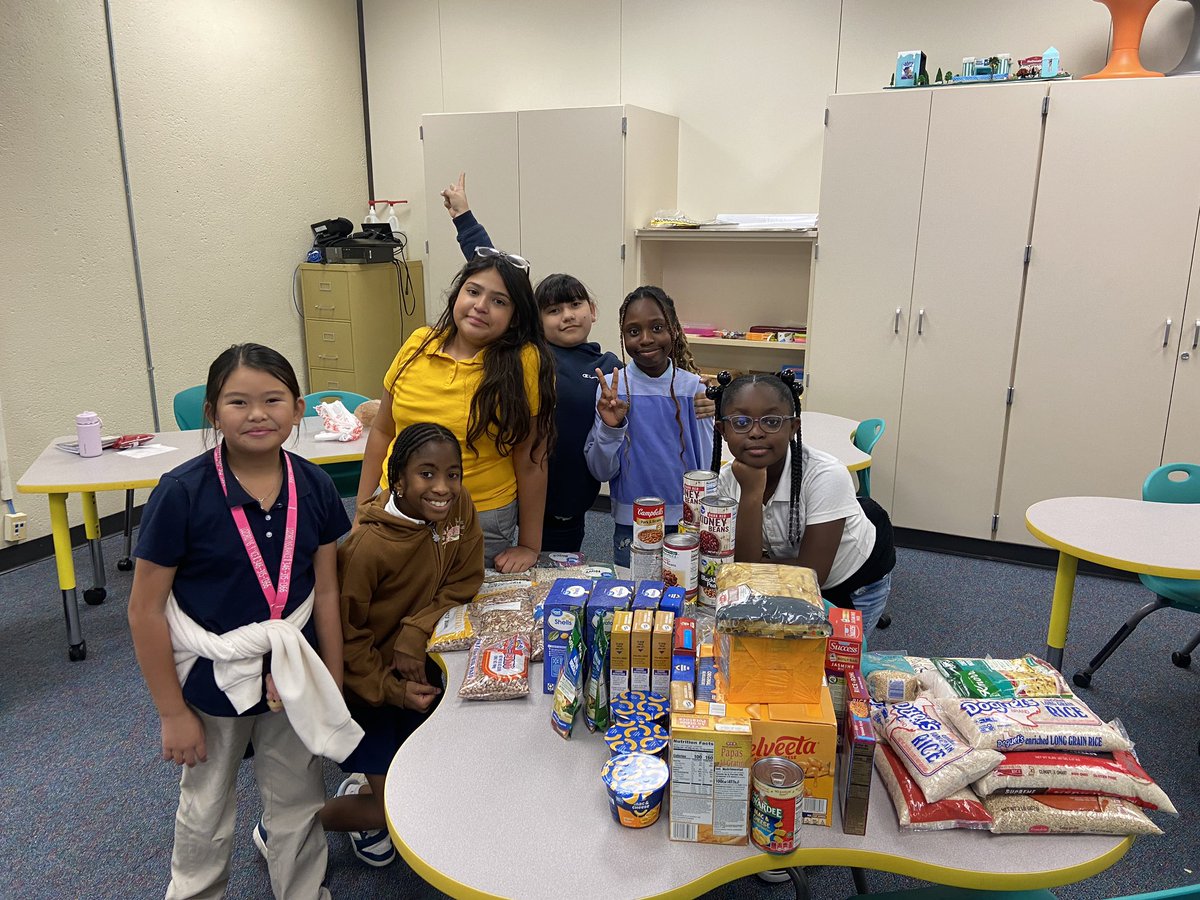 ms_sfruth's tweet image. During our month of gratitude our Emerald girls hosted a food drive and the Petrosky Pirates really showed up! The girls had a great time, making posters, collecting, and sorting all of the donations 🤗 @PetroskyPirates @AliefPASS