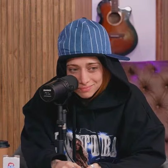 la representacion de mi dia es exactamente esta, a nada de cruzar la calle sin mirar ☝🏻