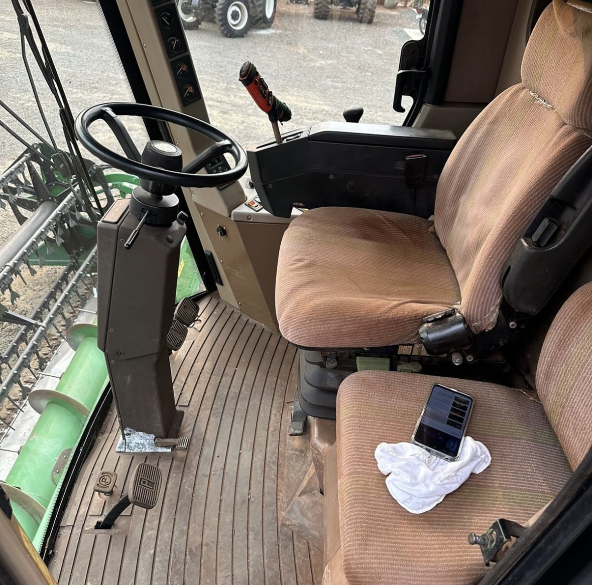 gavin_spoor's tweet image. Wish these were offered in the North American market! They even copied the Gleaner unload auger