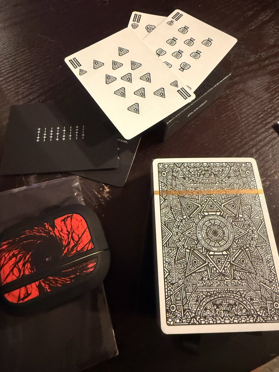 ImJustJohn_'s tweet photo. @dbrand CARDS! Oh and cool case https://t.co/OAR3VeBCfo