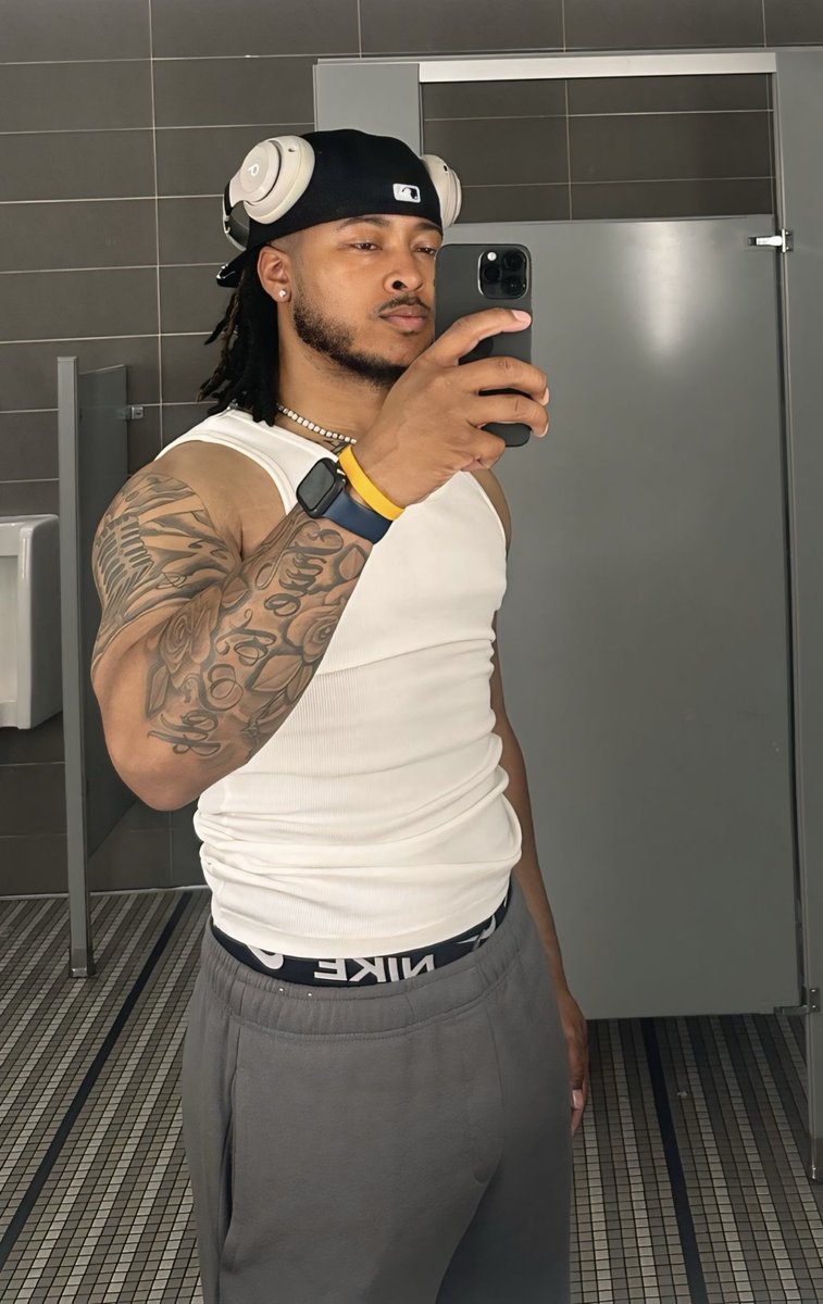 OfficiallTreyy's tweet image. Me at work vs. outside of work