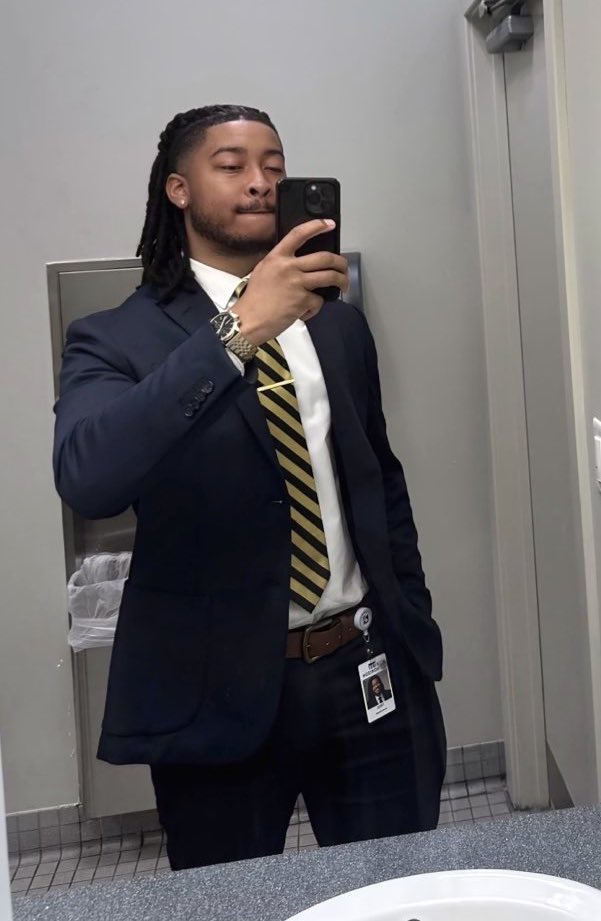 OfficiallTreyy's tweet image. Me at work vs. outside of work