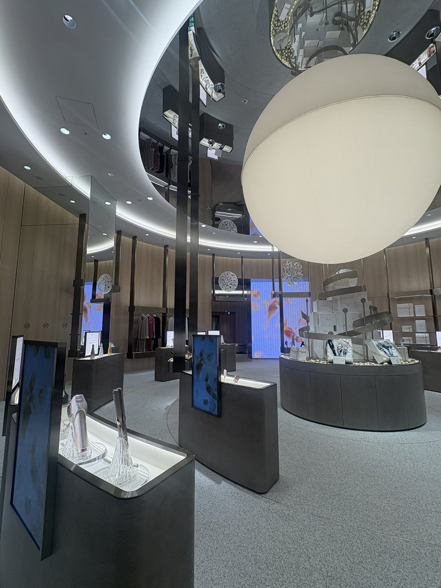 umu_designInc's tweet image. ReFaGinzaがオープン✨
ジュエリーショップ⁈と思うほどの煌びやかさ。

自分用商品という位置付けから
プレゼント用にグッと格上げ。
困った時のプレゼント選びに
ReFaも候補にあがりそうですね。

もうじきクリスマスです🎄
体調管理を欠かさず、頑張りましょう。

#世SOU 
#丗SOU
#umudesignInc.