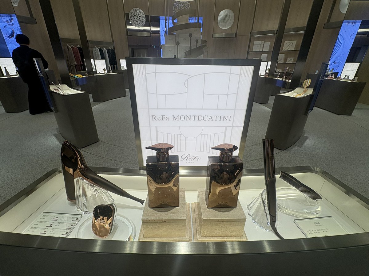 umu_designInc's tweet image. ReFaGinzaがオープン✨
ジュエリーショップ⁈と思うほどの煌びやかさ。

自分用商品という位置付けから
プレゼント用にグッと格上げ。
困った時のプレゼント選びに
ReFaも候補にあがりそうですね。

もうじきクリスマスです🎄
体調管理を欠かさず、頑張りましょう。

#世SOU 
#丗SOU
#umudesignInc.