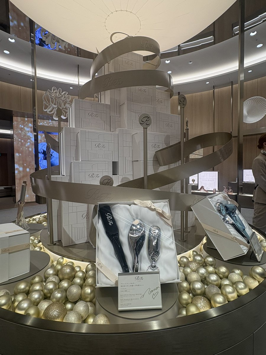 umu_designInc's tweet image. ReFaGinzaがオープン✨
ジュエリーショップ⁈と思うほどの煌びやかさ。

自分用商品という位置付けから
プレゼント用にグッと格上げ。
困った時のプレゼント選びに
ReFaも候補にあがりそうですね。

もうじきクリスマスです🎄
体調管理を欠かさず、頑張りましょう。

#世SOU 
#丗SOU
#umudesignInc.