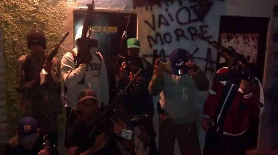 clarionrox's tweet image. 🤪"Ah mas se reconhecer facções criminosas como organizações terroristas os EUA vão ter um pretexto pra invadir o Brasil" 

Querido militonto: 
Se os EUA quiserem invadir o Brasil, eles não precisam que O BRASIL reconheça fações como terroristas que são. Ele simplesmente declara…