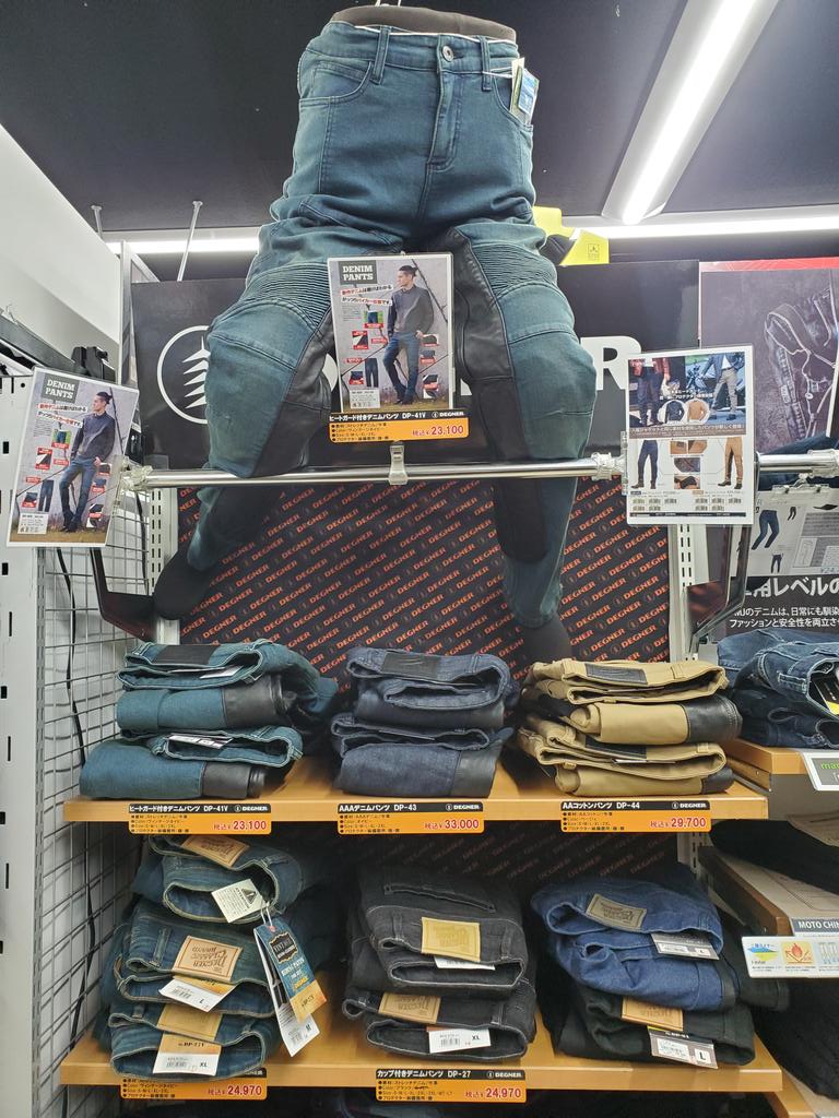 デグナーさんのデニムシリーズは 内側にしっかりと 革当てされていて