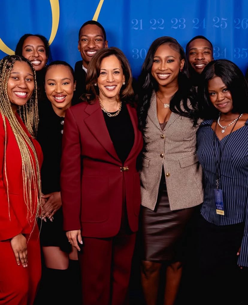 archivekamala's tweet image. “She [MVP Kamala Harris] was so excited to meet us and quick to pour encouragement into us, giving each of us as she called it a mini ‘lecture’ but truly it was words of wisdom and care, for us to be the next leaders.” 🤎

📸: stylebykye_