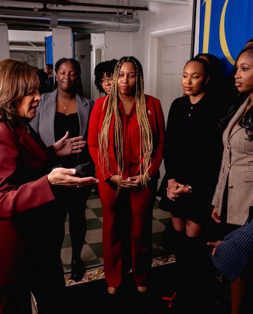 archivekamala's tweet image. “She [MVP Kamala Harris] was so excited to meet us and quick to pour encouragement into us, giving each of us as she called it a mini ‘lecture’ but truly it was words of wisdom and care, for us to be the next leaders.” 🤎

📸: stylebykye_