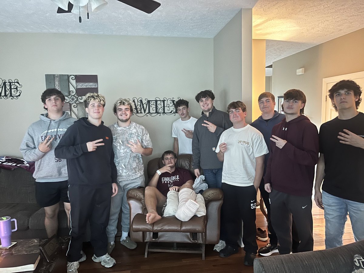 Nothing like getting a picture from your players who went to check up on one of their injured teammates! #PROUDCOACH ❤️