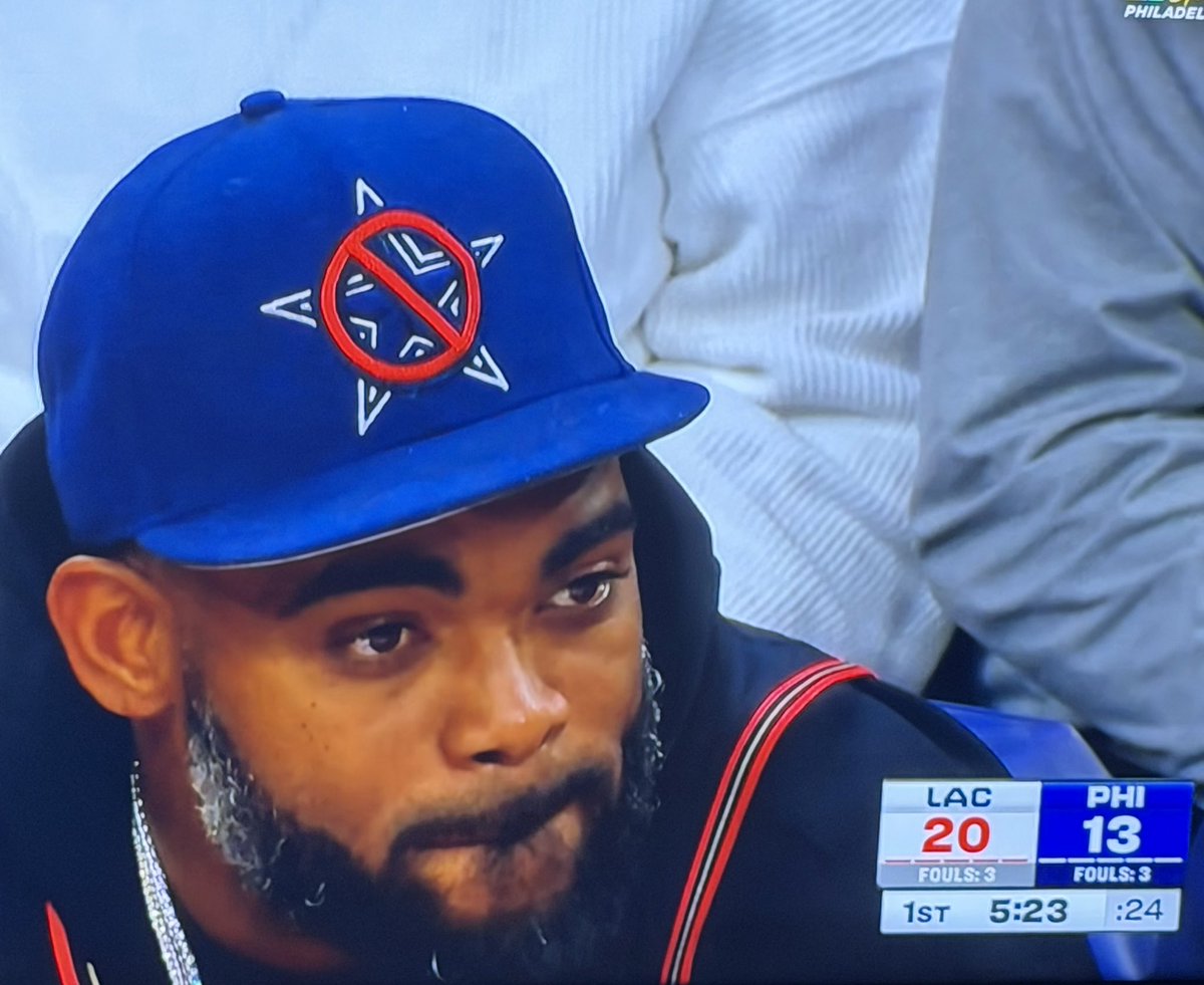 PHLEaglesNation's tweet image. Brandon Graham’s hat court-side at the Sixers game tonight. #DallasWeek
