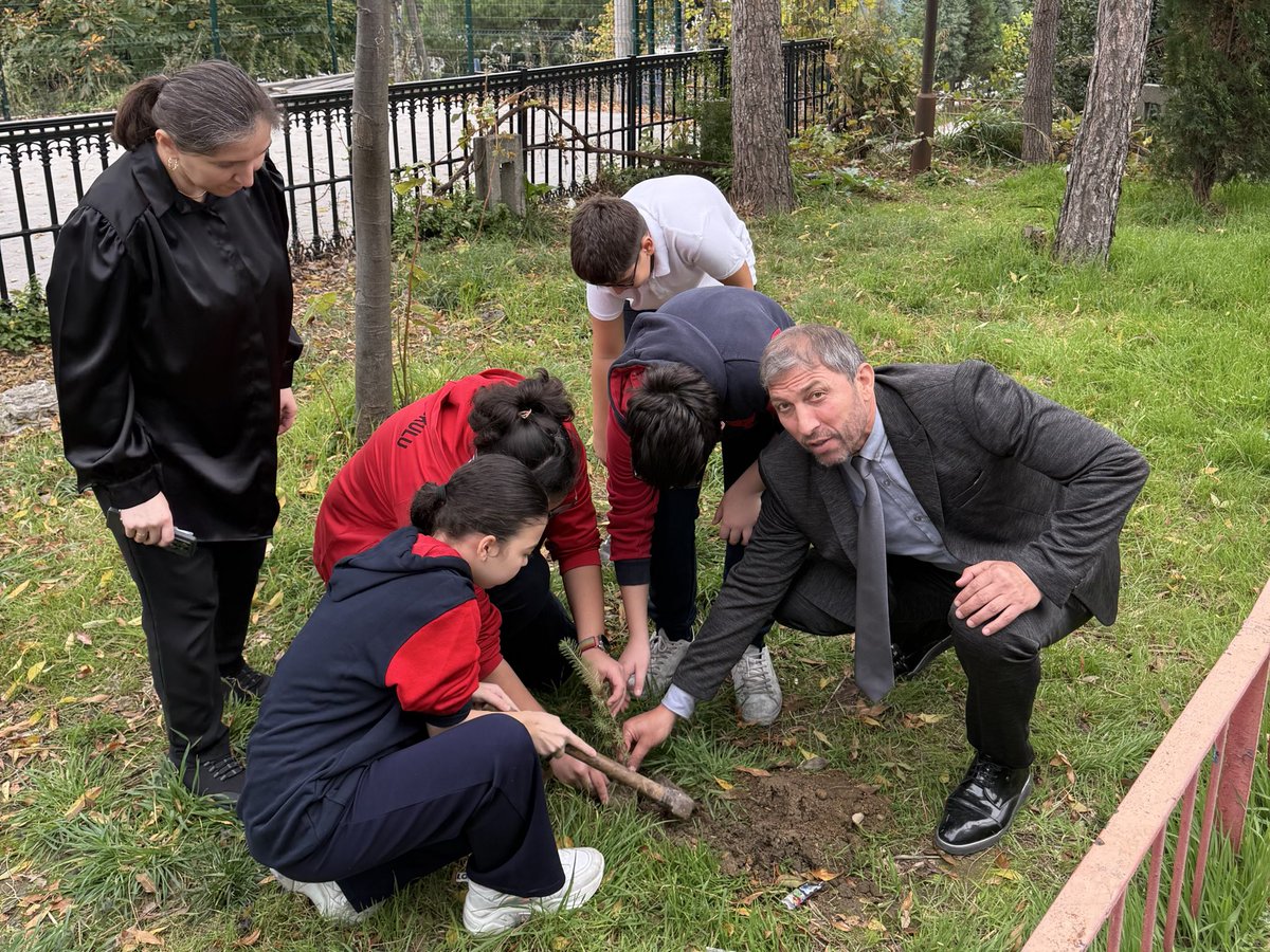 10 Kasım Atatürk’ü Anma Günü ve “Yeşil Vatan” etkinlikleri kapsamında, okulumuzda fidan dikme etkinliği gerçekleştirildi.
#AtatürtenİlhamlaYeşilVatan 
#GeleceğeNefes 
<a href="/ZonguldakMEM/">Zonguldak İl Millî Eğitim Müdürlüğü</a> <a href="/uygarkeskin/">uygarkeskin</a>