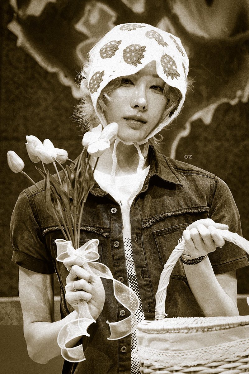 devotiousangel's tweet image. 𝗽𝗼𝘃  ───  você acidentalmente começa a ficar com um garoto devoto, que mora em uma igreja e que vai sempre te entregar flores, pintar quadros e janelas com seu rosto, acender velas para você e fugir do padre para dar beijinhos.