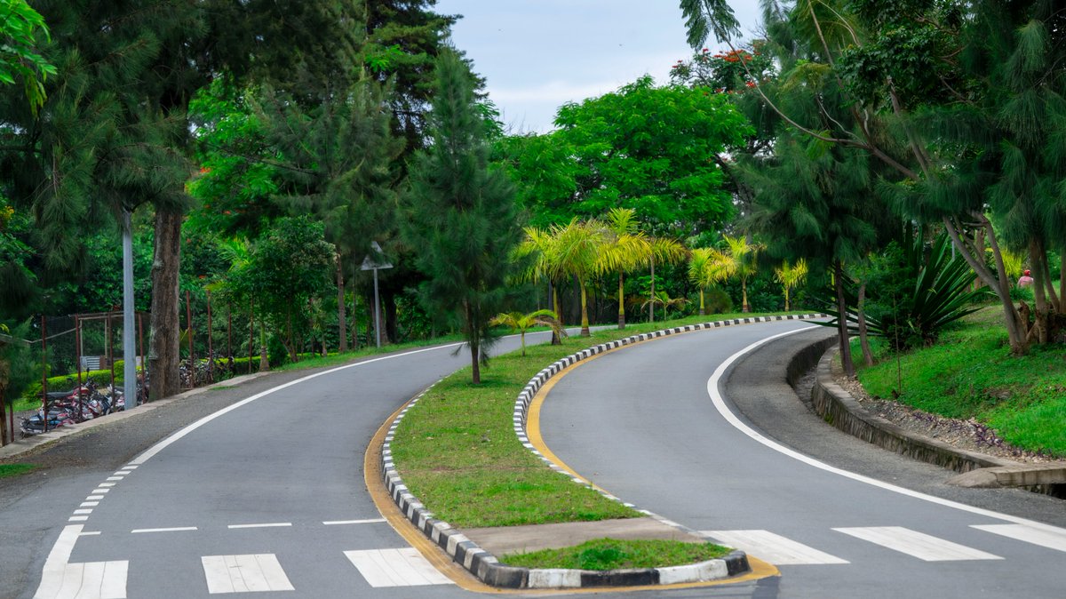 rbarwanda's tweet image. 📷𝐌𝐮 𝐦𝐚𝐟𝐨𝐭𝐨 📷

Ibikorwaremezo by’imihanda bikomeje guhindura isura y’Akarere ka Karongi, gafatwa nk’igicumbi cy’ubukerarugendo bushingiye ku hantu heza ho kuruhukira no kwidagadurira.

Uretse kuba imihanda yarahinduye isura y’aka karere, yoroheje urujya n’uruza…