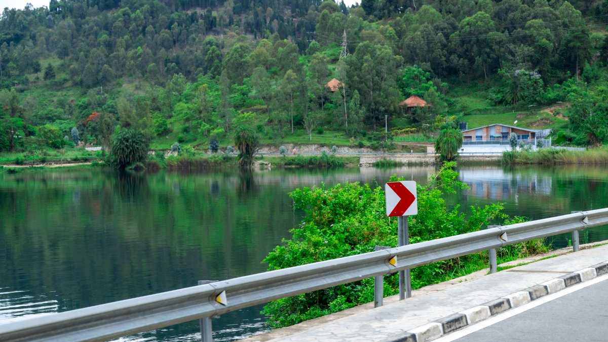 rbarwanda's tweet image. 📷𝐌𝐮 𝐦𝐚𝐟𝐨𝐭𝐨 📷

Ibikorwaremezo by’imihanda bikomeje guhindura isura y’Akarere ka Karongi, gafatwa nk’igicumbi cy’ubukerarugendo bushingiye ku hantu heza ho kuruhukira no kwidagadurira.

Uretse kuba imihanda yarahinduye isura y’aka karere, yoroheje urujya n’uruza…