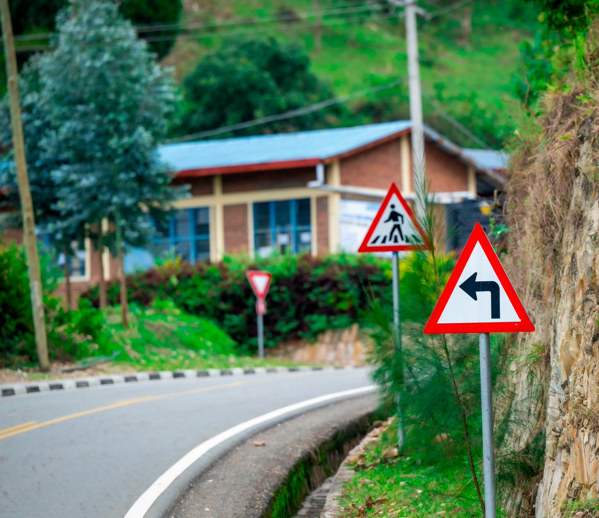 rbarwanda's tweet image. 📷𝐌𝐮 𝐦𝐚𝐟𝐨𝐭𝐨 📷

Ibikorwaremezo by’imihanda bikomeje guhindura isura y’Akarere ka Karongi, gafatwa nk’igicumbi cy’ubukerarugendo bushingiye ku hantu heza ho kuruhukira no kwidagadurira.

Uretse kuba imihanda yarahinduye isura y’aka karere, yoroheje urujya n’uruza…