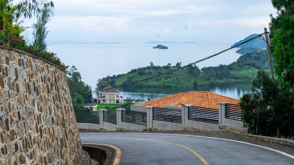 rbarwanda's tweet image. 📷𝐌𝐮 𝐦𝐚𝐟𝐨𝐭𝐨 📷

Ibikorwaremezo by’imihanda bikomeje guhindura isura y’Akarere ka Karongi, gafatwa nk’igicumbi cy’ubukerarugendo bushingiye ku hantu heza ho kuruhukira no kwidagadurira.

Uretse kuba imihanda yarahinduye isura y’aka karere, yoroheje urujya n’uruza…