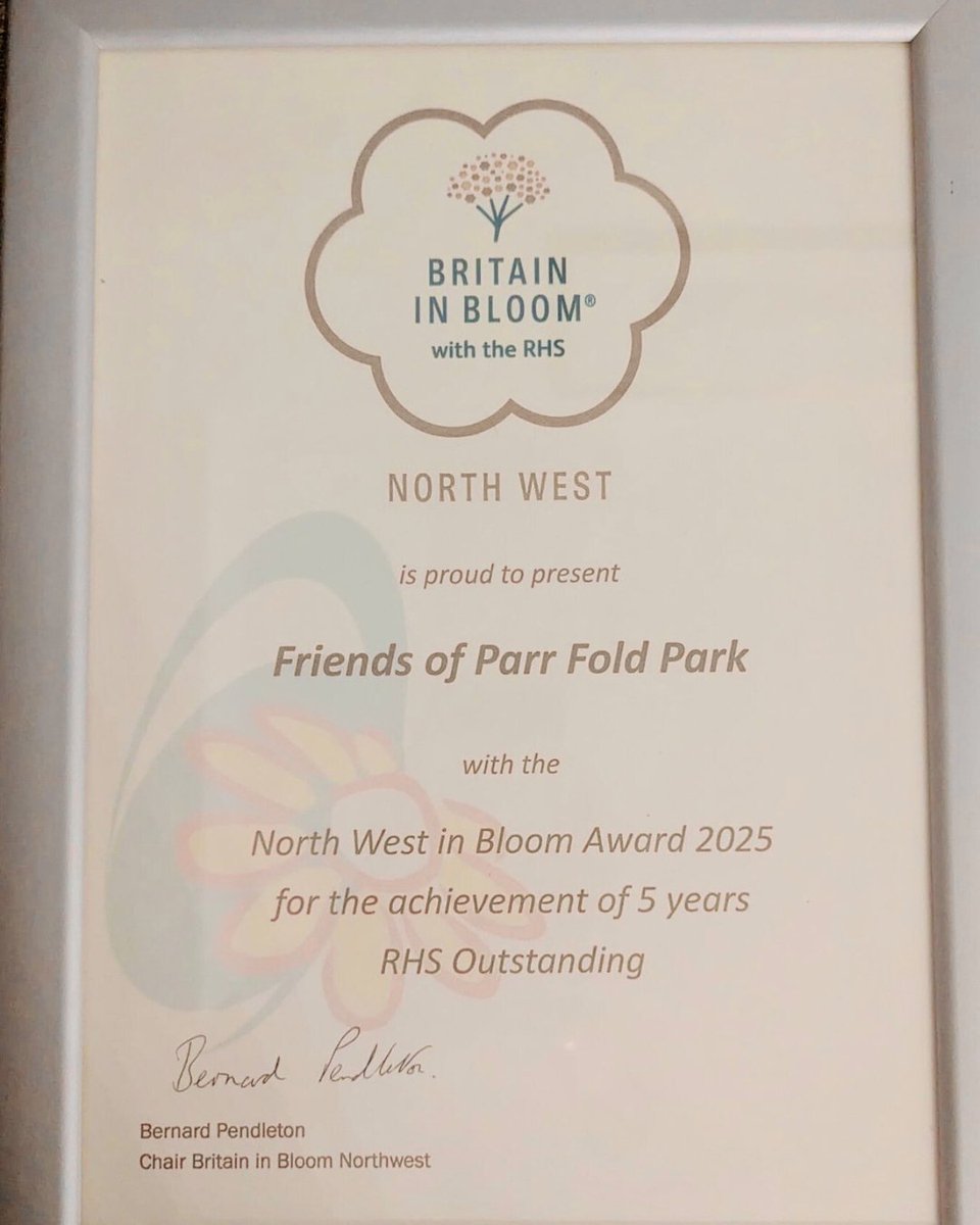 Our volunteers Deborah and Diane were delighted to receive on the behalf of the Friends of Parr Fold Park the ‘It’s Your Neighbourhood Award 2025 - Level 5 Outstanding’ and the ‘North West Britain in Bloom Award 2025 for the achievement of 5 Years RHS  Outstanding’!😍

#RHS  #m28