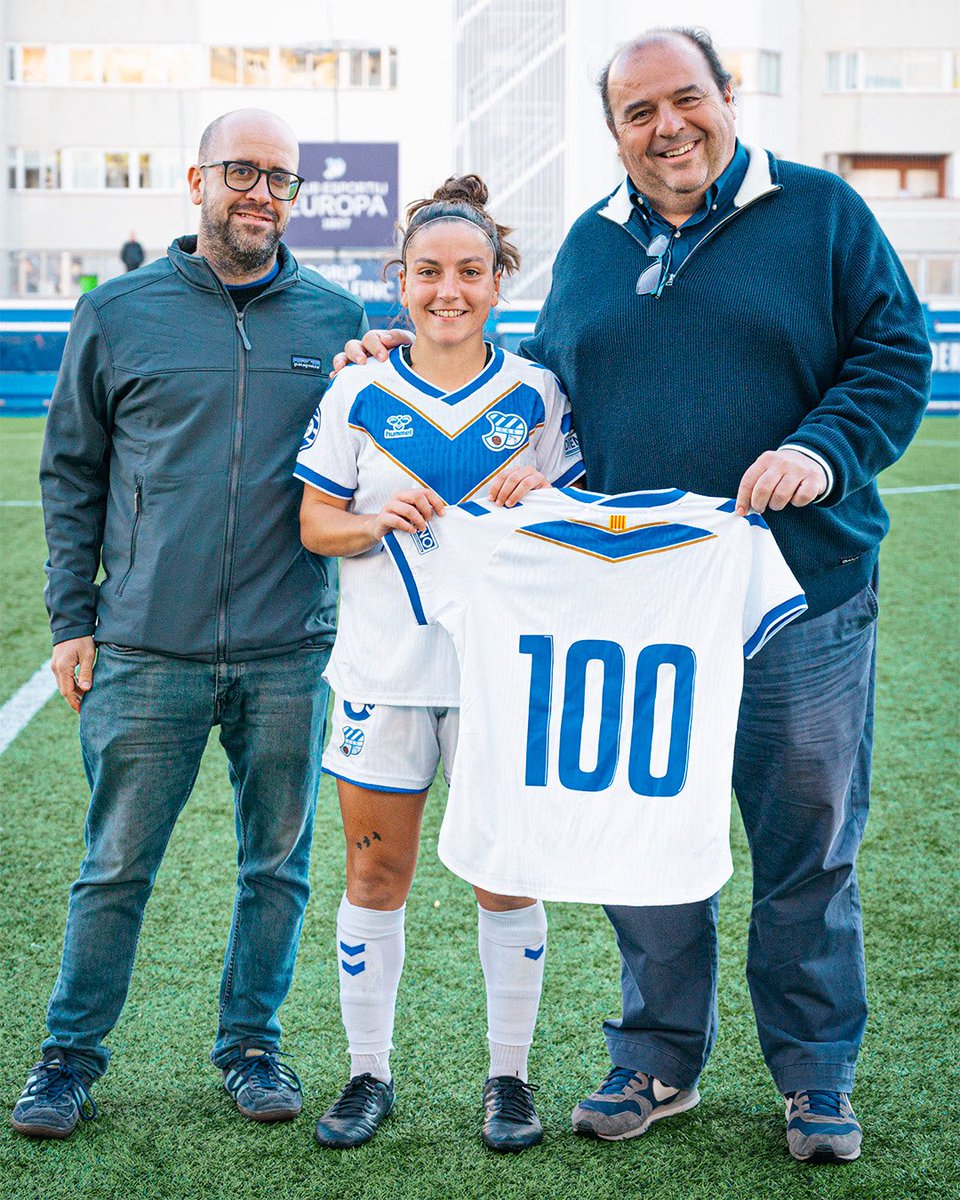 CEEuropa's tweet photo. 1️⃣0️⃣0️⃣ 𝐩𝐚𝐫𝐭𝐢𝐭𝐬 𝐝𝐞𝐟𝐞𝐧𝐬𝐚𝐧𝐭 𝐥’𝐞𝐬𝐜𝐚𝐩𝐮𝐥𝐚𝐫𝐢! 🔵⚪️

👕 Anna Bové va rebre un homenatge abans del partit contra el Real Madrid B pels seus 100 partits amb l’Europa.

Per molts més, Anna! 👏🏻 https://t.co/cHVtleondV