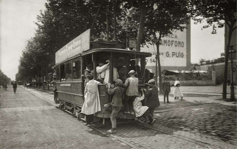 El tramvia 56, que feia el recorregut plaça Catalunya-Sants-Collblanc per la Gran Via, als anys vint.

📷 Brangulí / ANC