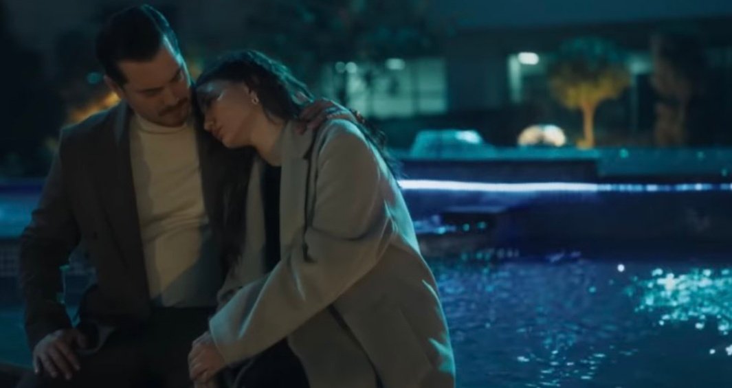 ياريتهم ما نزلو الإعلان الأول و اكتفوا بهاد الإعلان الرائع..بدأت الاحذاث تولع و اخيرا اشتغل قلم أدهم ♥️
رغم كثرة الاحذات النارية هالصورة عاملة مثل à bit of peace بيجننو ايشساني لما دماغ أدهم و قلمو يشتغلو صح ...

#EşrefRüya