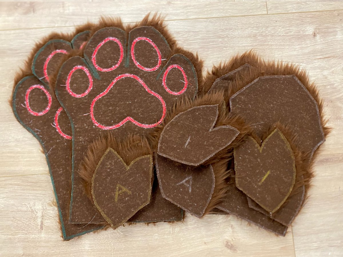 Für die Hand und Feetpaws des Fuchses ist alles vorbereitet 

Everything is prepared for the hand and feetpaws of the fox