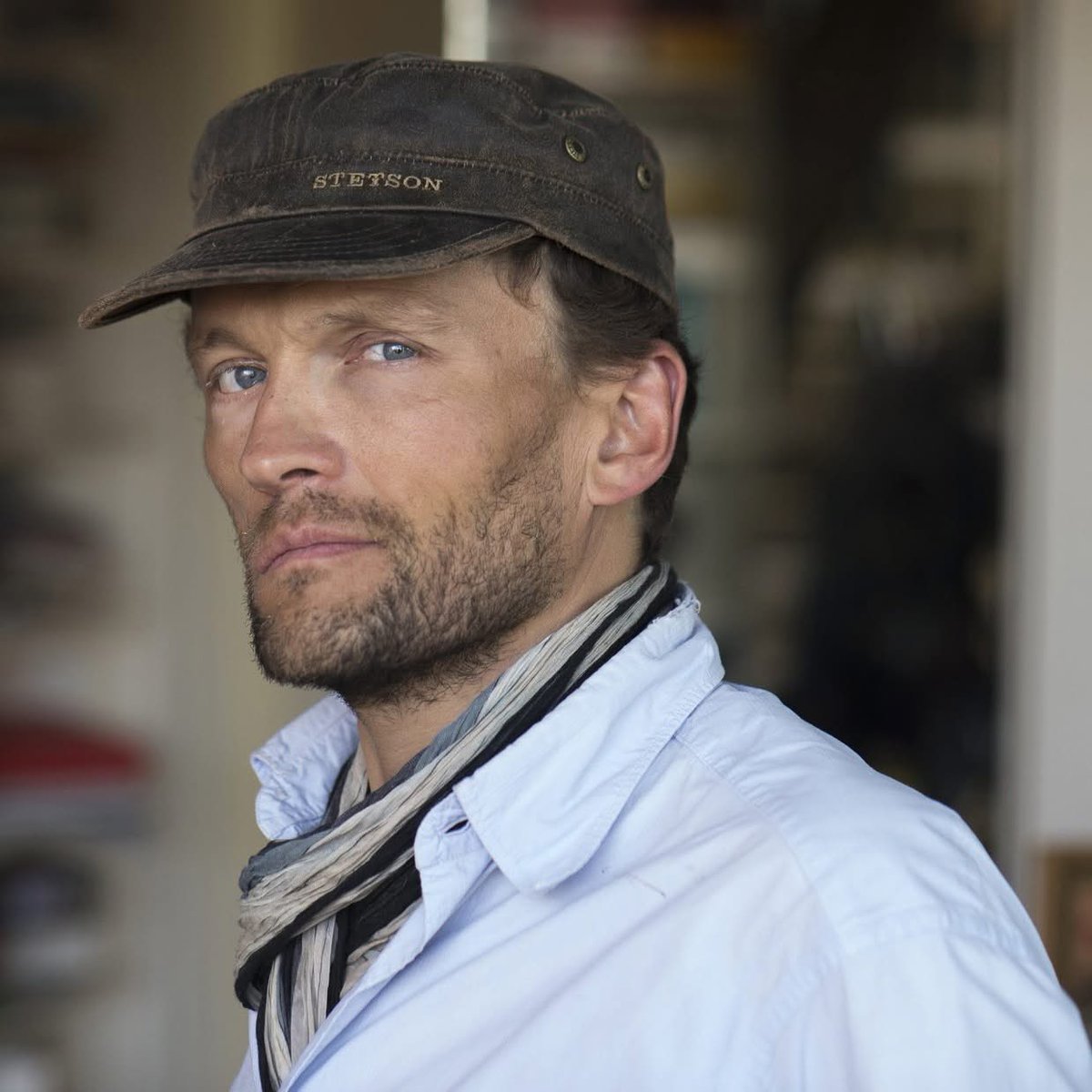 "La bonté n'existe pas à l'extérieur de l'homme, aucun système politique n'instaurera le règne du Bien et la seule manière de rendre le monde meilleur est de s'attacher à être bon en soi et autour de soi."
Sylvain Tesson, géographie de l’instant