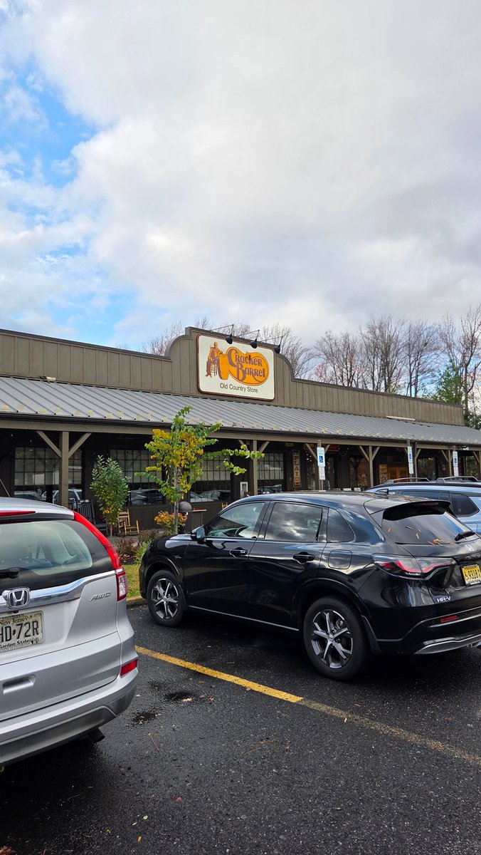 hope all my dear jooms are having fun in nyc without me 💕 i am off to  washington dc for tourism and for experiencing real american things like 10 lane highways and cracker barrel